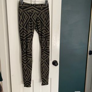 Lululemon Wunder Under - Size 4